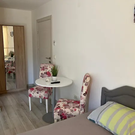 Konukevi Budva, Jaz, Dif
